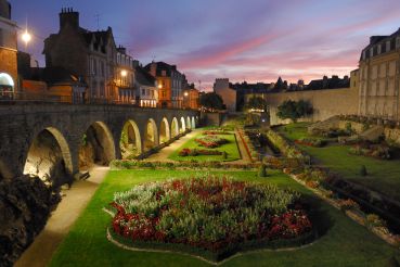 Jardin du Château de l'Hermine de nuit avec ciel rosée - appart hotel le liberté vannes